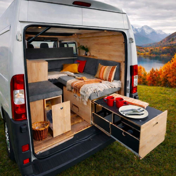 camperizaci&oacute;n de furg&oacute;n L2H2 con cama, cocina y almacenamiento