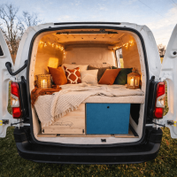 camperizaci&oacute;n de peque&ntilde;o utilitario con cama modular