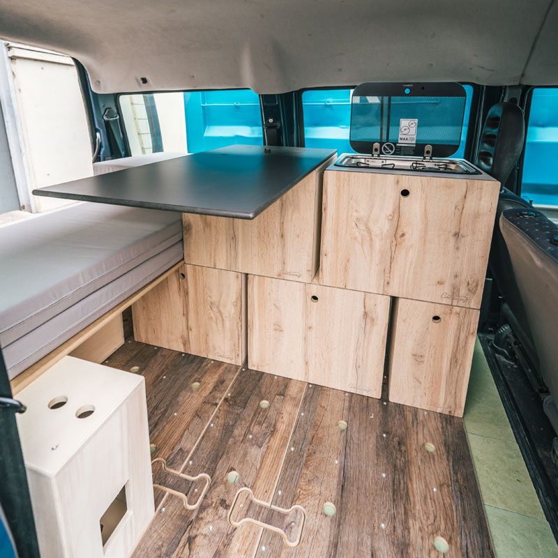 Van camperizada con mesa y cocina para la comida