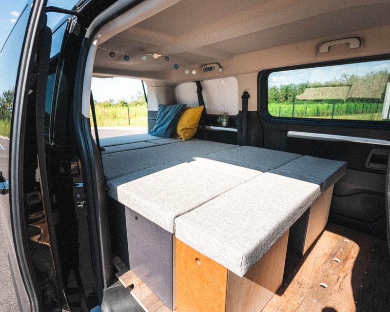 Peugeot Expert 2 camperizado con un espacio de cama espacioso para dos personas