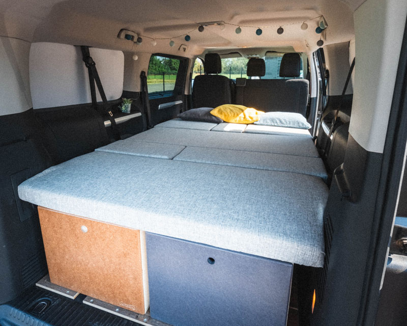 Cama espaciosa en un Peugeot Expert 2 transformado en van camperizado