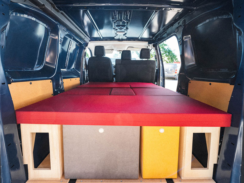 Cama doble instalada en un Peugeot Expert 2 camperizado