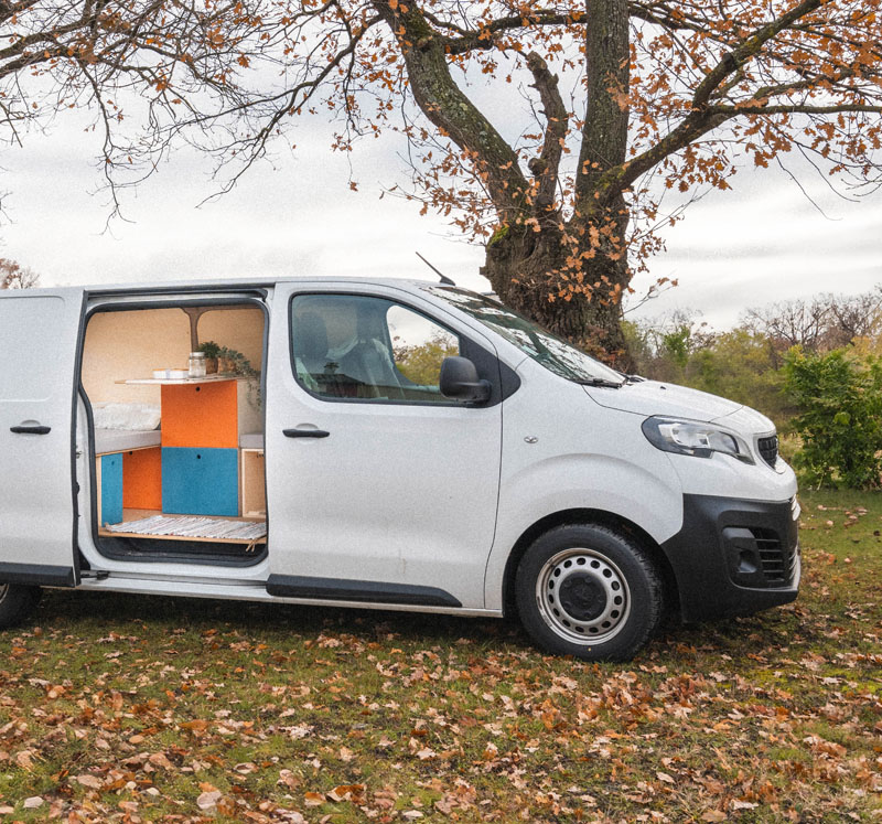 Van camperizado con mesa
