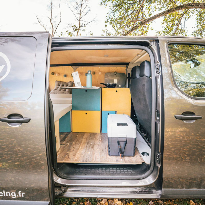 Nevera que puede servir de asiento en este van camperizado Peugeot
