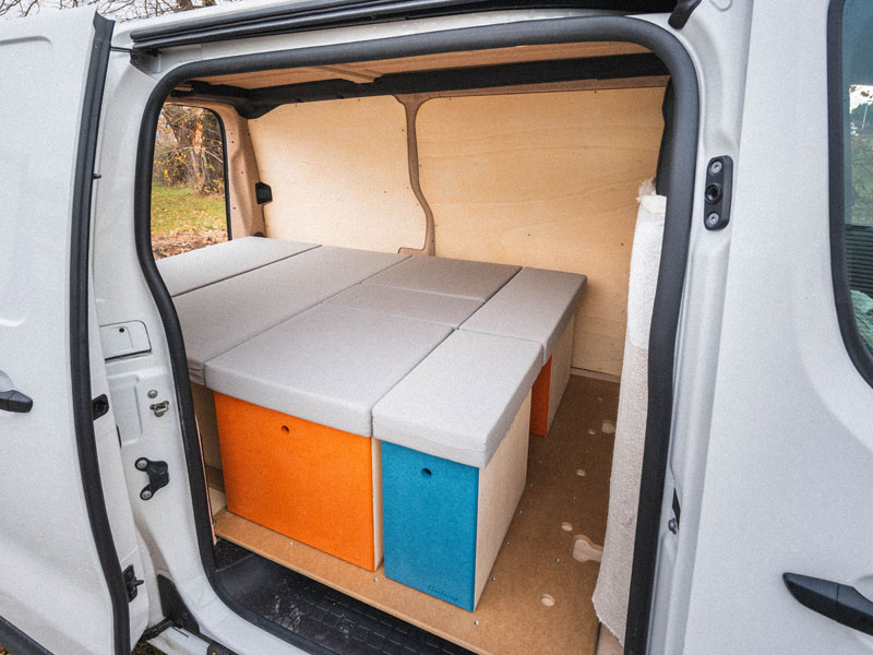 Cama espaciosa en un Peugeot Expert transformado en van camperizado