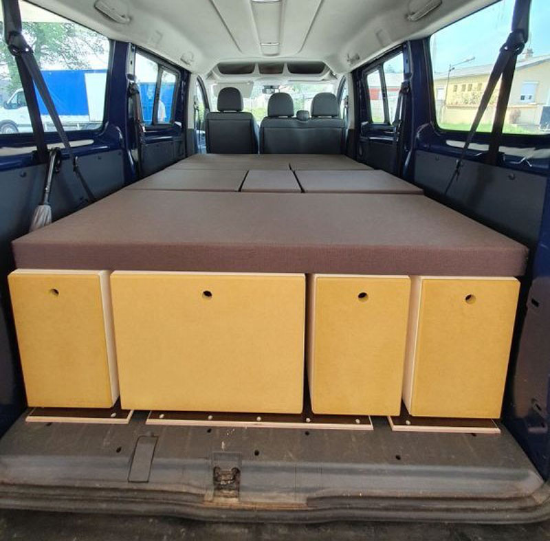 Cama c&oacute;moda instalada en una van Peugeot Expert
