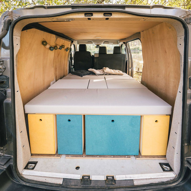 Peugeot Expert camperizado modo noche con colch&oacute;n