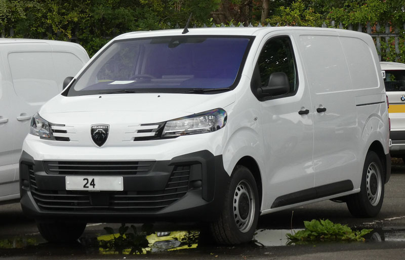 Tercera fase de un Peugeot Expert 3 versi&oacute;n utilitario, nuevo logo